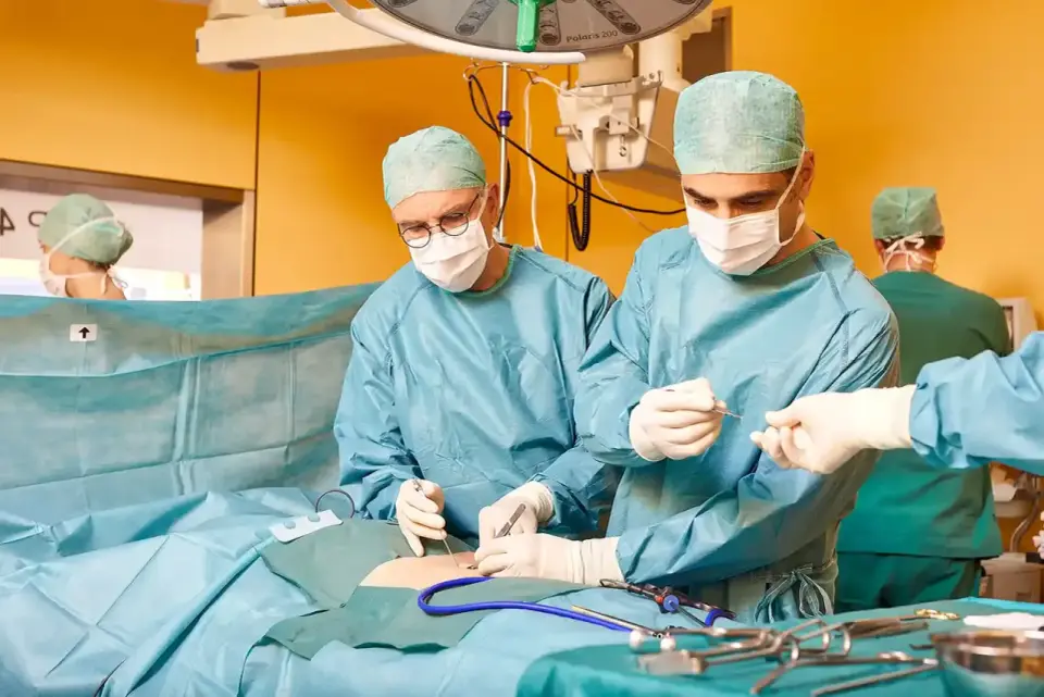 Hernien-OP mit Netz - Was normal ist und welche Warnzeichen zählen